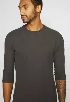 YOURTURN Prix d’Amis UNISEX - T-shirt à manches longues pullover Col rond all 14 YOURTURN Prix d’Amis UNISEX - T-shirt à manches longues pullover Col rond all -Vêtements Boutique 6bf4a50659574deb97357409bd4f1694