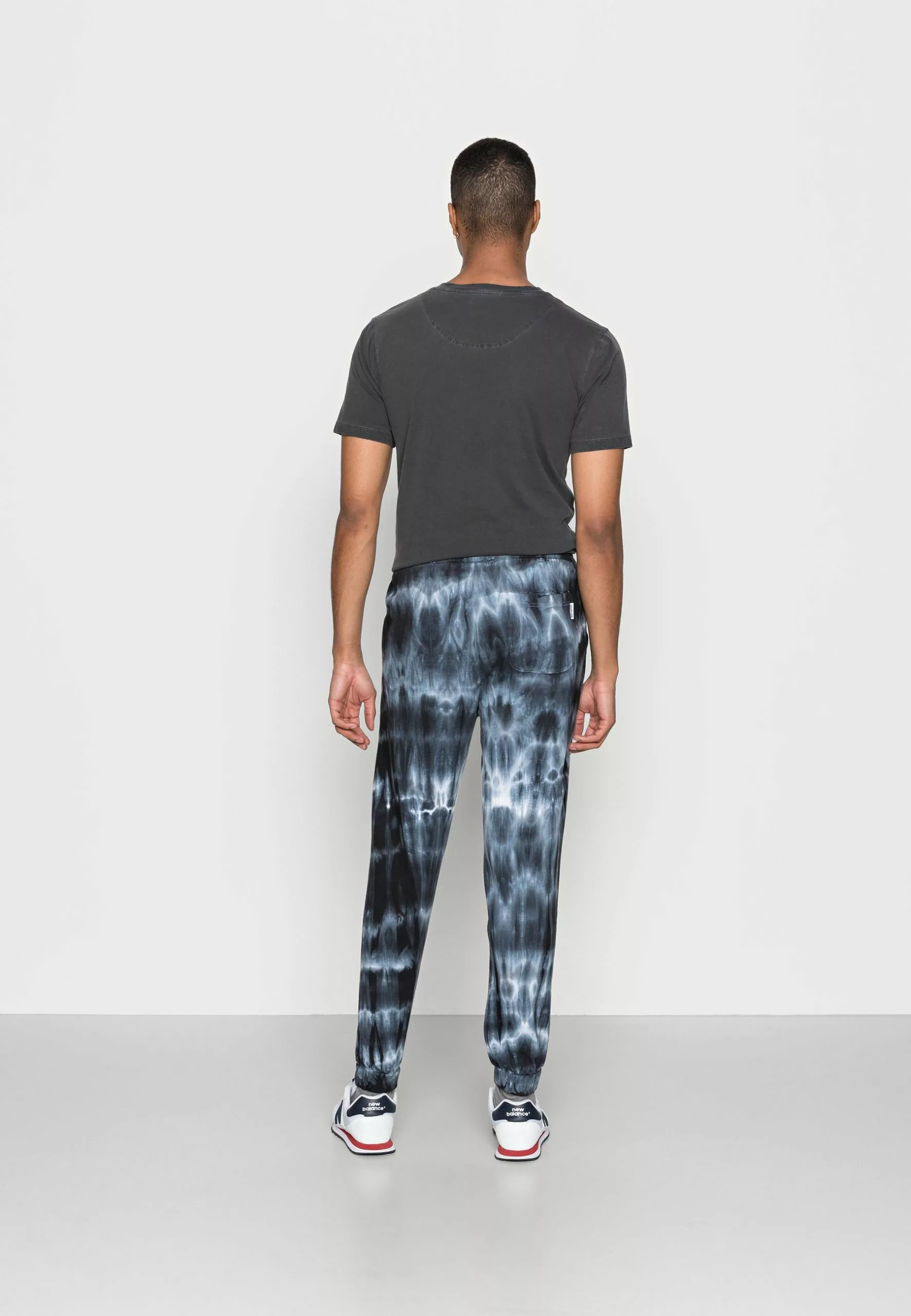 Meilleure qualité YOURTURN MONOCHROME TIE DYE JOGGER UNISEX - Pantalon de survêtement trouser Haute all 5 Meilleure qualité YOURTURN MONOCHROME TIE DYE JOGGER UNISEX - Pantalon de survêtement trouser Haute all – Image 3