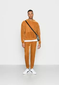 YOURTURN Réduction FESTIVE HOODIE UNISEX - Sweat à capuche pullover Capuche all -Vêtements Boutique 866fdc5a47284cdbb4c86ab4aa9c6b6c