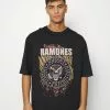 YOURTURN RAMONES TEE UNISEX - T-shirt imprimé Soldes t shirt Col rond all 2 YOURTURN RAMONES TEE UNISEX - T-shirt imprimé Soldes t shirt Col rond all -Vêtements Boutique c2f0a584c9f5410ea0972d4c3eabbae9
